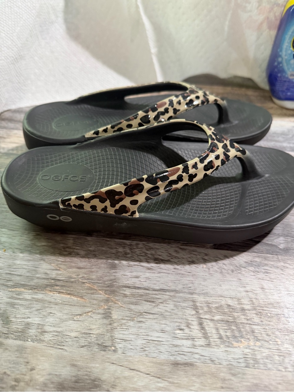 Ladies size 7 OOFOS Leopard Print Strap Black Footbed Sandals